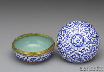 图片[2]-Copper box with painted enamel decor of blue flowers on a white ground, Qing dynasty, Qianlong reign (1736-1795)-China Archive